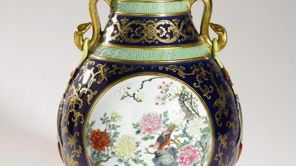 花卉　瓶　中国 中国 青花 花卉魚波文瓶 壷 N R5755 A blue and white 'phoenix